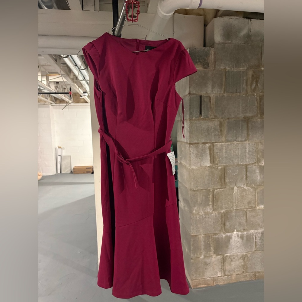 Donna Morgan Women's Sleeveless Boatneck Side Dress, Raspberry Radiance size 2